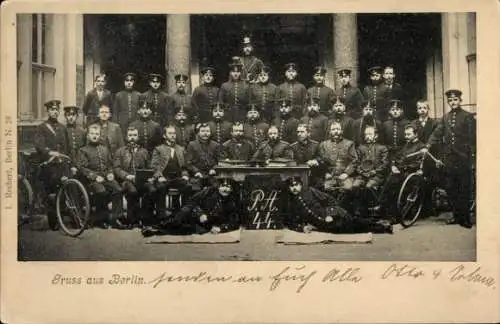 Ak Berlin Kreuzberg, Soldaten, Gruppenfoto, P. A. 44