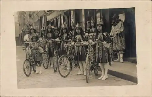 Foto Ak Mädchen in Karnevalkostümen, Fest, Fahrräder