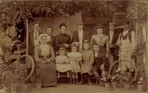 Foto Ak Familienbild, Kinder, Fahrräder, Blumen