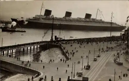 Foto Ak Dampfer, Dampfschiff, Hafen, Straße, Brücke