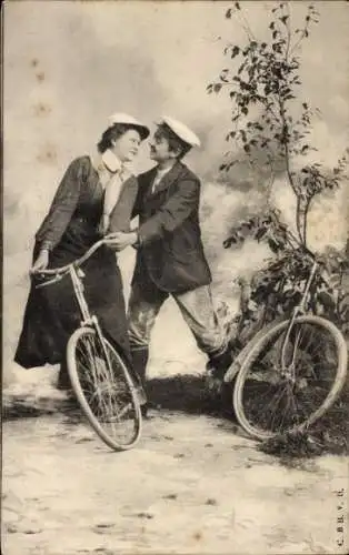 Ak Liebespaar, Kuss, Fahrräder