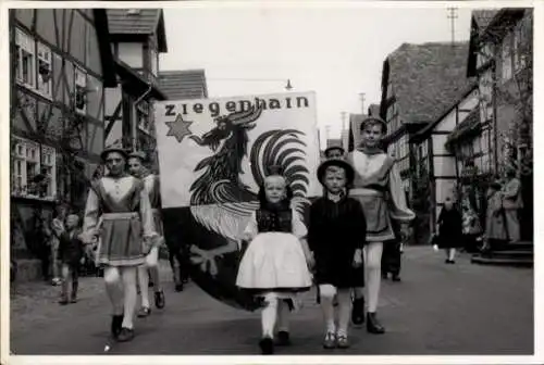 Foto Ak Ziegenhain Schwalmstadt in Hessen, Festzug, Kinder in Tracht, Wappen