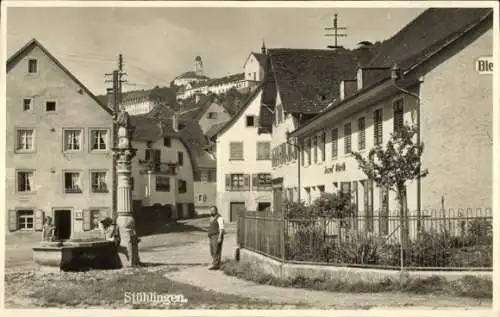 Foto Ak Stühlingen im Schwarzwald Baden, Platz, Brunnen