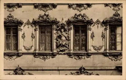 Ak Würzburg am Main Unterfranken, Haus zum Falken, Fensterreihe, Madonna