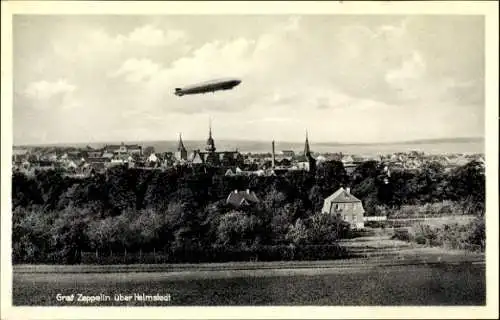 Ak Helmstedt in Niedersachsen, Gesamtansicht, Graf Zeppelin über Stadt