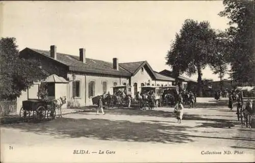 Ak Blida Algerien, La Gare, Blick auf den Bahnhof, Straßenseite, Kutsche