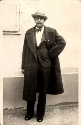 Foto Ak Boxer Jack Johnson, Standportrait in Anzug und Mantel, Hut