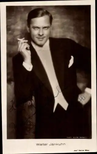 Ak Schauspieler Walter Jankuhn, Portrait mit Zigarette, Autogramm