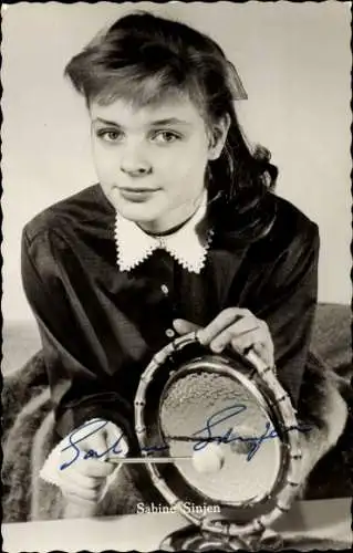 Ak Schauspielerin Sabine Sinjen, Portrait mit Gong, Die spanische Puppe, Autogramm