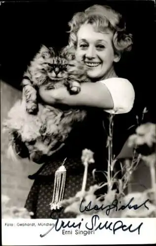 Ak Schauspielerin Erni Singerl, Portrait mit Katze, Autogramm