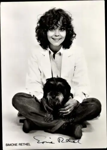 Ak Schauspielerin Simone Rethel, Portrait mit Rauhaardackel, Autogramm
