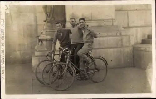 Foto Ak São Paulo Brasilien, Radfahrer vor dem Ypiranga Denkmal