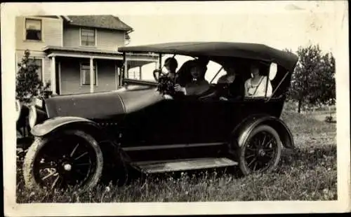 Foto Mann und Frauen in einem Automobil