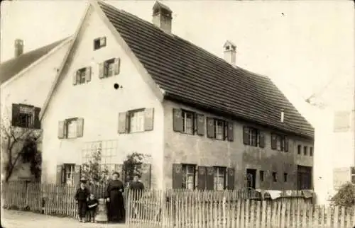 Foto Ak Vöhringen in Schwaben, Personen vor einem Wohnhaus