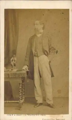 CdV Schriftsteller Charles Dickens, Standportrait