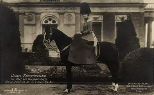 Ak Kronprinzessin Cecilie von Preußen zu Pferd als Chef des Dragoner Regiments König Friedrich III.