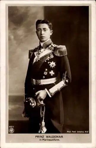 Ak Prinz Waldemar, Portrait in Marineuniform, Sohn Prinz Heinrich von Preußen, NPG 4511