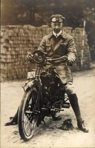 Foto Ak Kronprinz Wilhelm von Preußen auf einem Motorrad