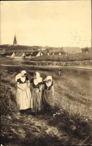 Ak Zeeland, Frauen in niederländischer Trachten, Blick auf den Ort, Wohnhäuser