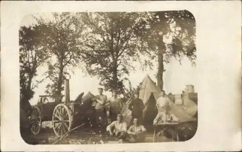 Foto Ak Deutsche Soldaten in Uniformen im Lager, Zelt