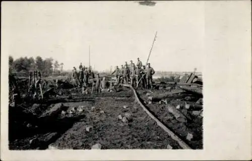 Foto Ak Deutsche Soldaten in Uniformen, Granateneinschlag, I WK
