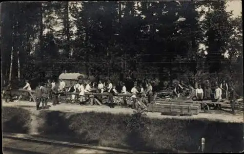 Foto Ak Deutsche Soldaten in Uniformen, Holzbearbeitung