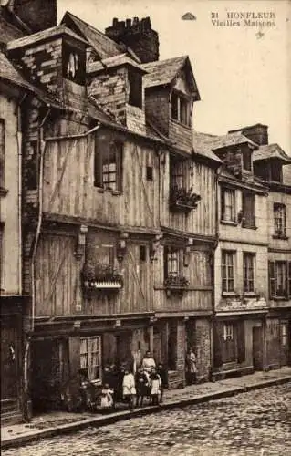 Ak Honfleur Calvados, alte Häuser, Kinder