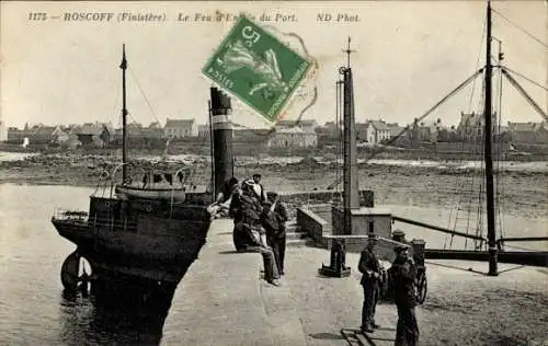 Ak Roscoff Finistère, Das Hafeneinfahrtslicht