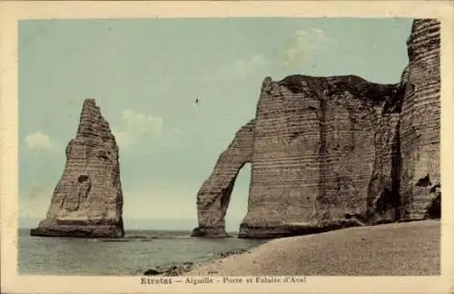 Ak Étretat Seine Maritime, Aiguille, Porte und Falaise d’Aval