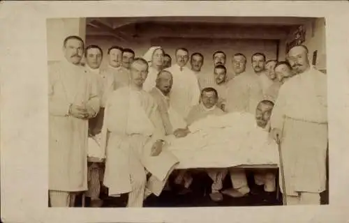 Foto Ak Deutsche Soldaten im Lazarett