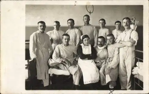 Foto Ak Deutsche Soldaten im Lazarett, Krankenschwester, I WK