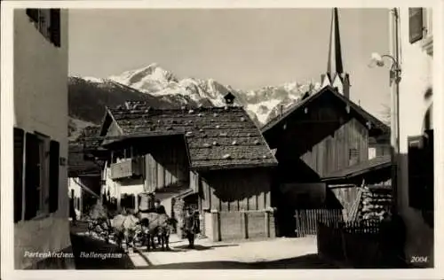Ak Garmisch Partenkirchen in Oberbayern, Ballengasse, Kühe mit Wagen