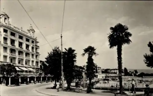 Ak Opatija Abbazia Kroatien, Straßenpartie, Palmen, Hotel