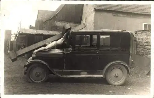Foto Ak Mundenheim Ludwigshafen, Verkehrsunfall, Auto ist gegen ein Kreuz gefahren, Wollstraße