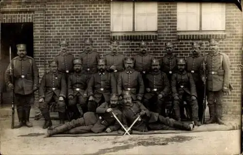 Foto Ak Deutsche Soldaten in Uniformen, Gruppenbild, I. WK
