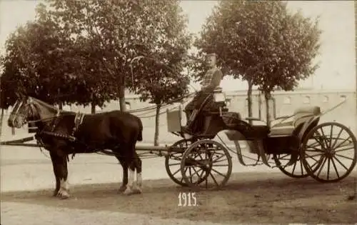 Foto Ak Kutsche, Pferde, Mann in Uniform, Jahr 1915