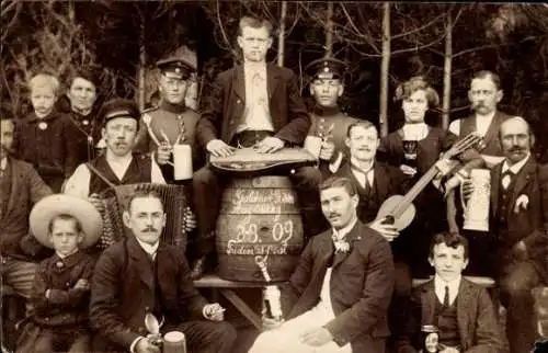 Foto Ak Deutsche Soldaten, Gruppenbild, Zivilisten, Fass, Bier