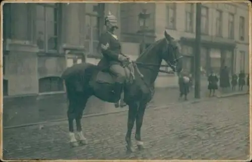 Foto Deutscher Soldat in Uniform auf einem Pferd