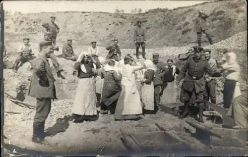 Foto Ak Ostfront, Deutsche Soldaten in Uniformen, I WK
