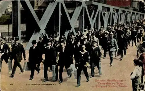 Ak Berlin, Deutsche Mobilmachung, Reservisten auf dem Weg zum Bahnhof