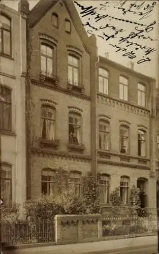 Foto Ak Hannover in Niedersachsen, Wohnhaus, Anwohner am Fenster