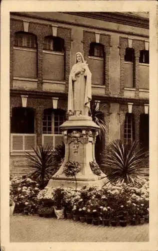 Ak Deauville Calvados, La statue de Ste Therese de l'Enfant Jesus