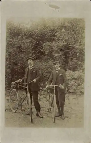 Foto Ak Zwei Radfahrer, Portrait, Wald, Fahrräder