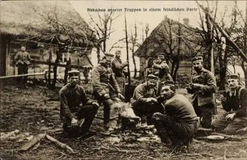 Ak Abkochen in einem feindlichen Dorfe, Deutsche Soldaten in Uniformen, I WK