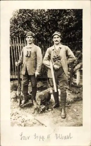 Foto Ak Zwei Jäger mit einem Dackel, 1917, Sepp und Albert