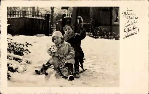 Ak Glückwunsch Neujahr, Kinder, Schlitten, Winter