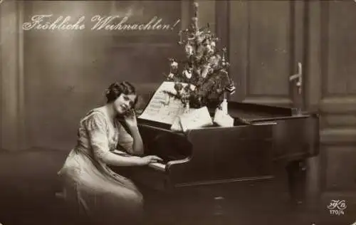 Ak Glückwunsch Weihnachten, Frau am Klavier, Tannenbaum