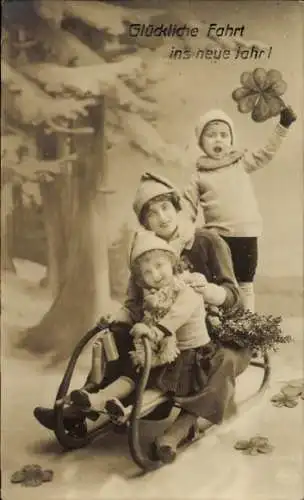 Ak Glückwunsch Neujahr, Kinder, Schlitten, Glücksklee