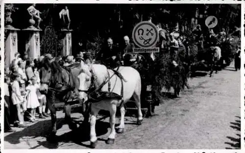 Foto Ak Einbeck in Niedersachsen, Festzug, geschmückte Kutsche, Aufschrift Metallgewerbe