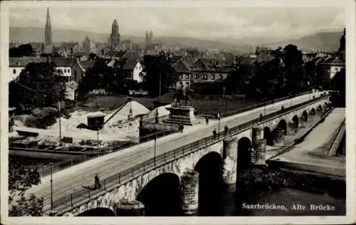Ak Saarbrücken im Saarland, Alte Brücke mit Kaiser-Wilhelm-Denkmal, Ortsansicht